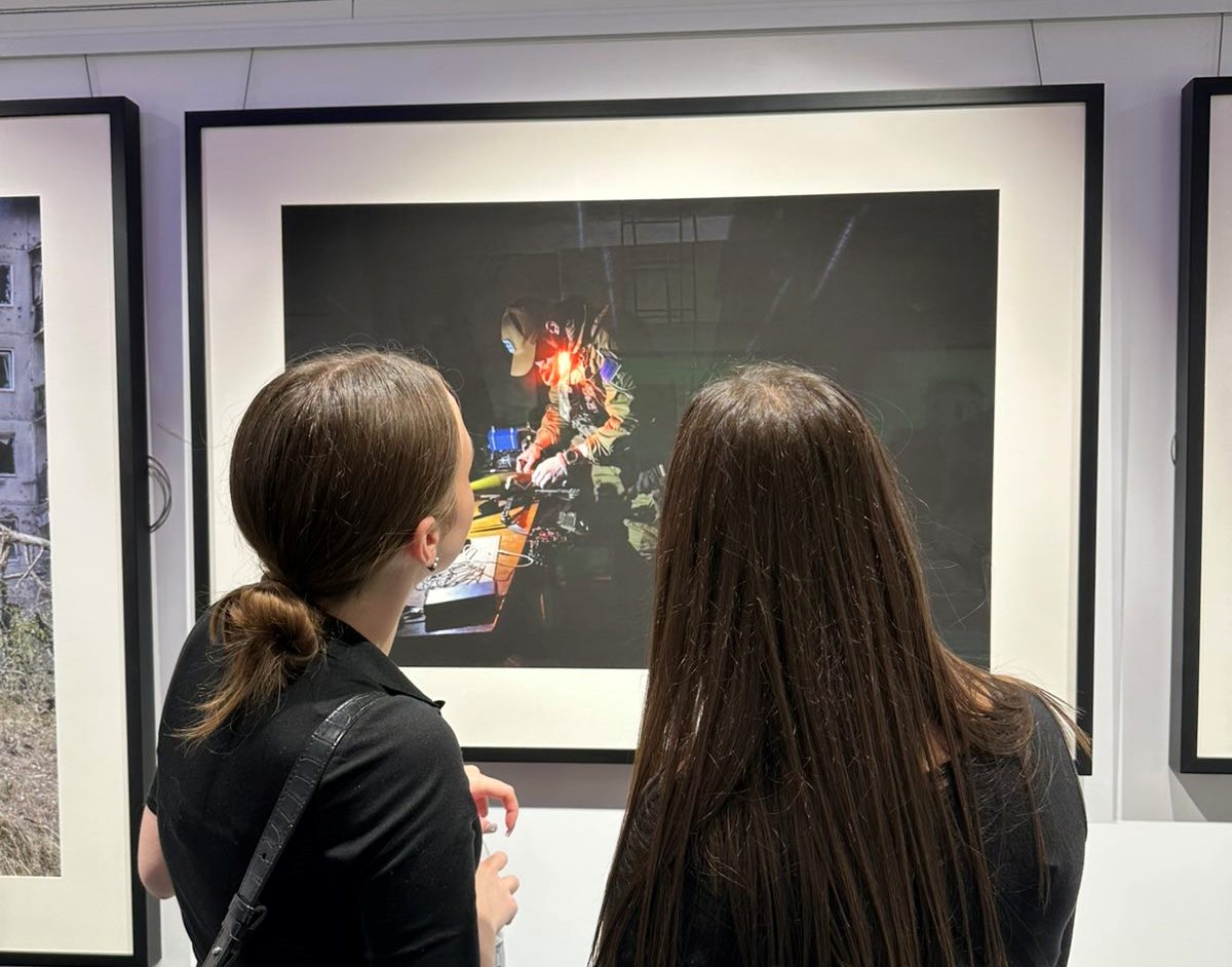 Cтуденти розглядають фотороботу_На схід від Кочубеївки